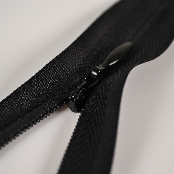 Zips skrytý nedeliteľný 3mm čierny - 25cm